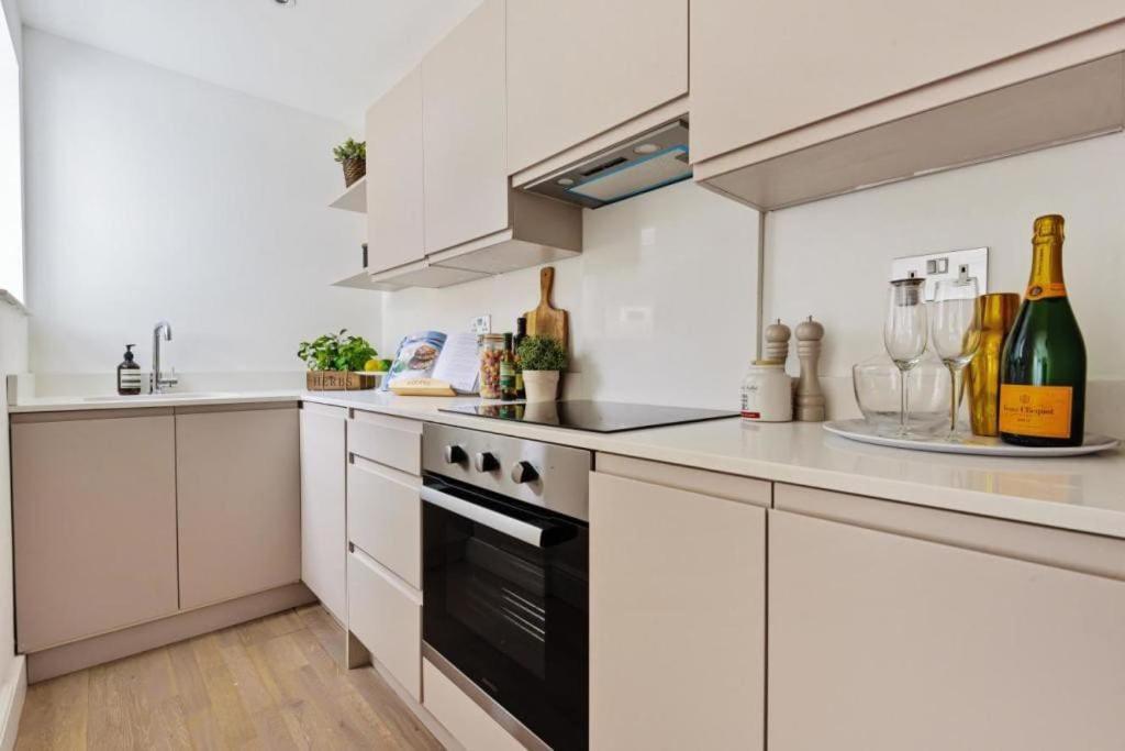 Amazing 3 Bed Interior Designed House With Garden - 114 The Hervey Лондон Екстериор снимка